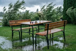 Деревянная садовая мебель оставленная в плохую погоду.