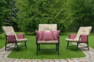 Слабые места в садовой мебели - подушки или покрытие из материала.